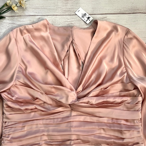 EXPRESS Twist Front Tie Back Top - Picture 4 of 16